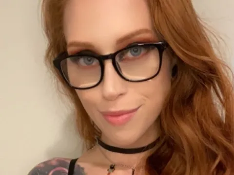 adult live chat model AllieCakes