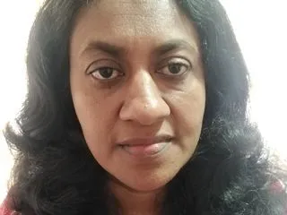 Tener un chat en directo con la modelo cámara web Champika