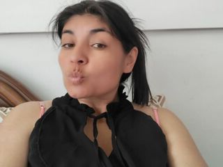 nude webcam chat model EmilianaGrey