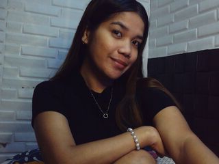 live chat model KenchaRom