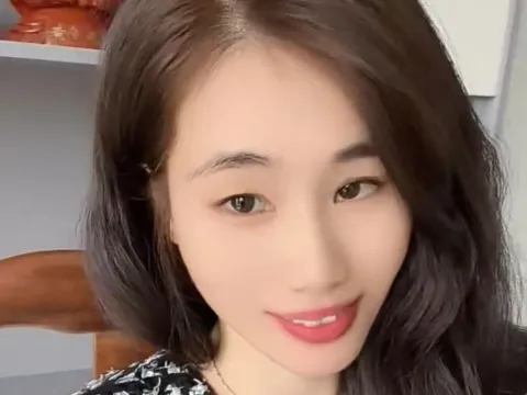 Tener un chat en directo con la modelo cámara web LeslieYi