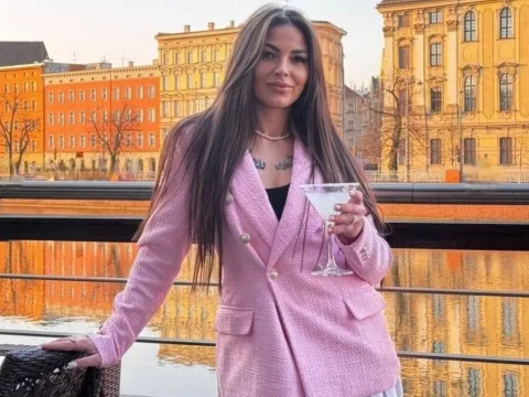 Tener un chat en directo con la modelo cámara web LunaMarella