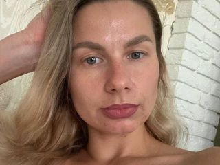 sexy webcam chat model MonaParissi