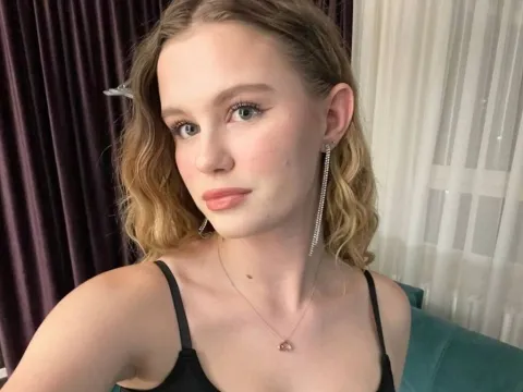 Tener un chat en directo con la modelo cámara web QueenieBurtt