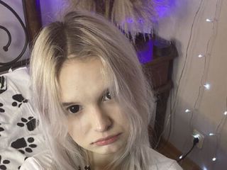 teen webcam model SakuraMadzaki