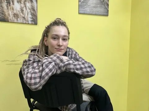 hot adulttv model SynnoveCarnley