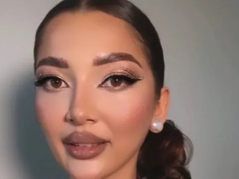Tener un chat en directo con la modelo cámara web ZarifaBev